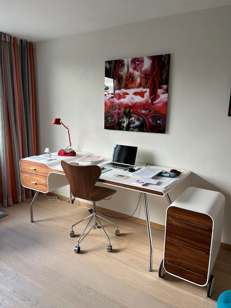 At a time when working from home is becoming increasingly common, setting up an effective and pleasant workplace at home has become essential. In this article we explore how to create an optimal workplace at home, which elements are important for a functional and aesthetic design, and we offer practical tips to take your home workplace to the next level.