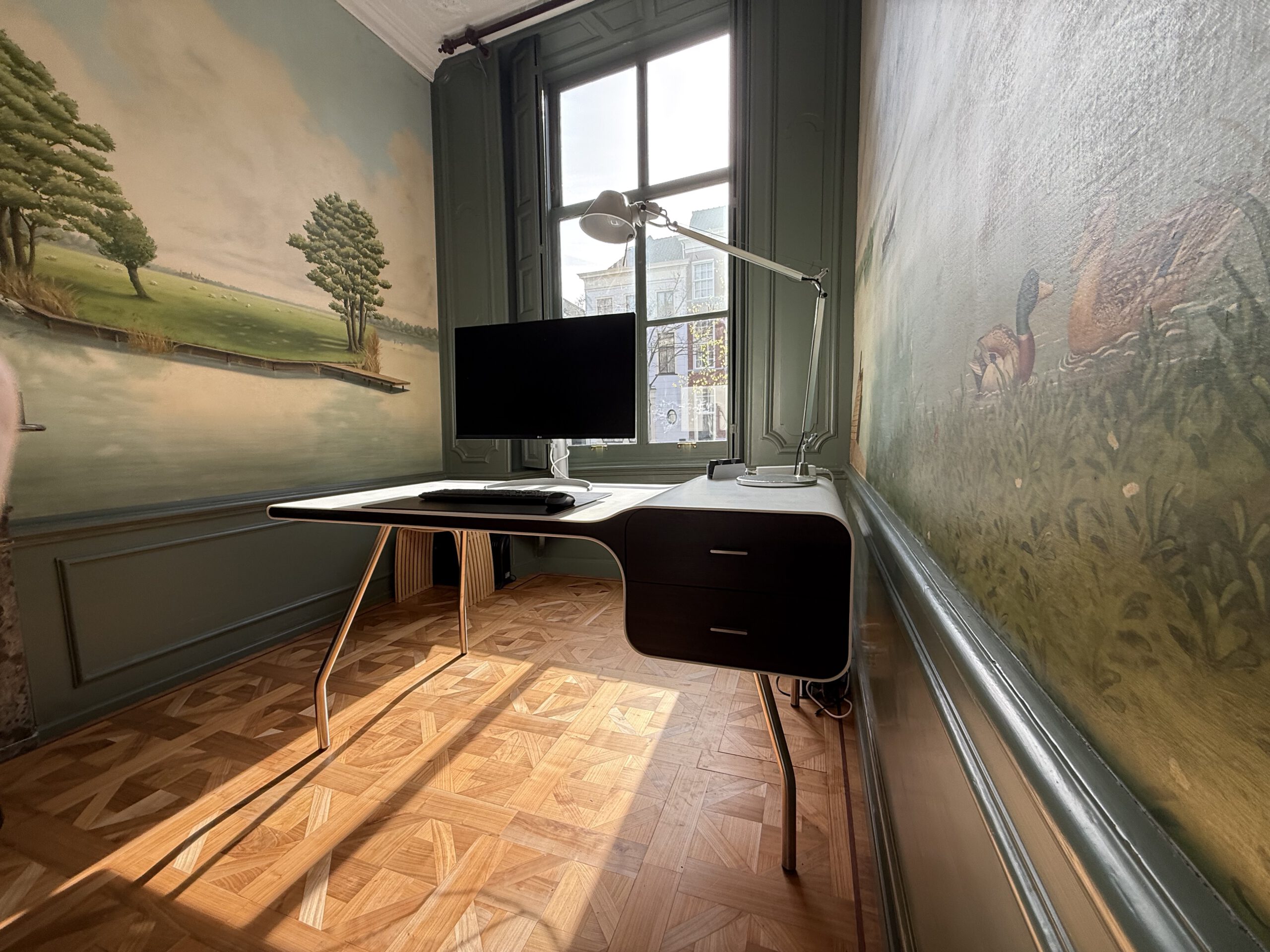 finally,an i condesk in historical city delft