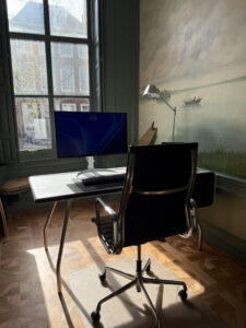 i condesk in historical city delft